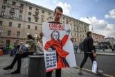 Un homme porte une pancarte "Libérez les prisonniers politiques" à Moscou le 31 août 2019