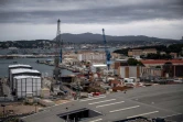 La base navale de Toulon le 12 juin 2020 au moment de l'incendie du sous-marin Perle (sur la droite)