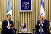 Le président du Guatemala Jimmy Morales (à gauche) s'entretient avec son homologue israélien Reuven Rivlin, le 16 mai 2018 à Jérusalem