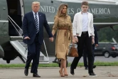 Le président américain Donald Trump, sa femme Melania Trump et leur fis Barron, à leur arrivée à l'aéroport de Morriston, le 16 août 2020 dans le New Jersey