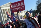 Des supporteurs du président américain Donald Trump manifestent devant la Cour suprême, le 14 novembre 2020 à Washington