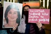 Une manifestante brandit un portrait de la journaliste maltaise assassinée Daphné Caruana Galizia, lors d'une manifestation devant le Parlement, le 27 novembre 2019 à La Valette.