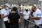 Des employés contrôlent le pass sanitaire de visiteurs au Stade Vélodrome de Marseille le 31 juillet 2021