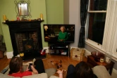 Une famille de Birkenhead regarde l'allocution de la reine Elizabeth II à la télévision, le 5 avril 2020 dans le nord-ouest de l'Angleterre