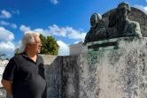 Le chanteur-compositeur Mario Darias devant la tombe du couple Margarita Pacheco et Modesto Canto, baptisée la "tombe de l'amour" au cimetière Colon de La Havane, le 12 février 2024 à Cuba 