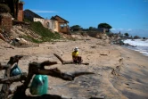 Un enfant sur la plage d'Atafona affectée par l'avancée de la mer, le 7 février 2022 au Brésil