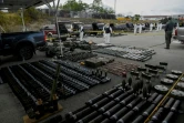 Des armes et équipements militaiers saisies par les policiers kosovars dans le village de Banjka, le 25 septembre 2023