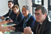 La ministre des Transports Elisabeth Borne (C), le 27 janvier 2018, lors d'une réunion à la mairie de Saint-Aignan-Grandlieu, près de Nantes