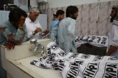 Des personnes venues identifier les corps de proches, le 13 juillet 2018 à Quetta, après un attentat suicide qui a frappé une réunion électorale à Mastung, au sud-ouest du Pakistan
