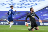 Le milieu de Chelsea Mason Mount (g) vient de tromper le gardien espagnol de Manchester United David de Gea en demi-finale de Coupe d'Angleterre, le 19 juillet 2020 au stade de Wembley à Londres 