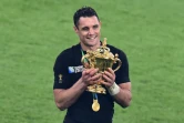 Dan Carter avec le trophée de la Coupe du monde après la victoire de la Nouvelle-Zélande en finale contre l'Australie le 31 octobre 2015 à Twickenham
