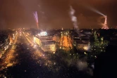 Vue générale le 01 décembre 2000 de l'avenue des Champs-Elysées à Paris prise depuis l'Arc de Triomphe, après le feu d'artifice marquant le début des célébrations du passage à l'an 2000
