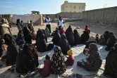 Des membres de Médecins sans Frontières arrivent le 22 novembre 2021 dans un camp de déplacés près d'Hérat, en Afghanistan, pour vérifier si les enfants présentent des signes de malnutrition
