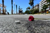 Une bougie et une fleur déposées sur une tâche de sang sur la Promenade des Anglais, le 16 juillet 2016 à Nice