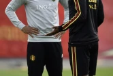 L'assistant entraîneur Thierry Henry discute avec l'attaquant belge Michy Batshuayi (d) lors d'un entraînement à Moscou, le 14 juin 2018