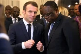 Le président français Emmanuel Macron (C-G) s'entretient avec son homologue sénégalais Macky Sall après son arrivée à Dakar le 2 février 2018