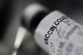 Un flacon vide du vaccin contre le Covid-19 de Pfizer-BioNtech, le 2 mars 2021 à Garlan, dans l'ouest de la France