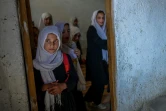 Des écolières réunies dans leur école de Kaboul le 15 septembre 2021