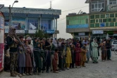 Des Afghans font la queue dans la ville de Sharan  pour donner leur sang pour les victimes du séisme qui a frappé le sud-est du pays, le 22 juin 2022
