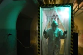 Un soignant dans une cabine de désinfection dans l'unité Covid de l'hôpital Mariinskaïa de Saint-Pétersbourg, le 7 juillet 2021