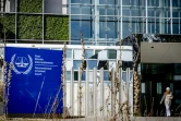 Une femme sort du bâtiment de la Cour pénale internationale (CPI) à La Haye, le 11 mars 2025
