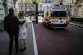 La famille du vieil homme soupçonné d'être infecté par le coronavirus pris en charge par des secouristes de l'Ordre de Malte, à Paris le 8 avril 2020