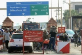 Des secouristes et des soldats de l'armée libanaise se rassemblent sur le site d'une frappe à l'entrée nord de la ville méridionale de Saïda, le 7 novembre 2024