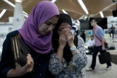 Des proches des passagers du MH17 de la Malaysia Airlines  le 18 juillet 2014 à l'aéroport de Kuala Lumpur