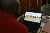 Un technicien vérifie sur son ordinateur les résultats de l'élection présidentielle ivoirienne, le 26 octobre 2015 à Gagnoa