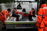 Des services de secours évacuent des habitants d'une zone inondée de Windsor, le 23 mars 2021 en Australie