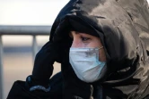 Personne en larmes devant le mémorial en mémoire de l'opposant russe Boris Nemtsov, lors du sixième anniversaire de son assassinat, dans le centre de Moscou, le 27 février 2021