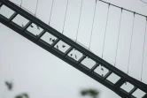 Le pont piéton en verre le plus long et haut du monde ouvre au public dans les montagnes de Zhangjiajie (centre de la Chine), le 20 août 2016