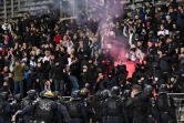 La police arrive pour tenter de contenir les incidents en tribunes lors du match de Coupe de France entre le Paris FC et Lyon le 17 décembre 2021 au stade Charléty de Paris