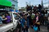 Des migrants birmans en Thaïlande quittent la Thaïlande à Mae Sot, à la frontière entre la Thaïlande et la Birmanie le 7 juillet 2017