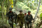 Le chef communiste Jaime Padilla et des  guerilleros maoïstes de la Nouvelle armée du peuple (NPA), dans les montagnes de la Sierra Madre, dans la jungle philippine, le 30 juillet 2017