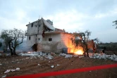 Des objets ont été incendiés après le raid américain contre la maison où habitait avec sa famille le chef du groupe Etat islamique Abou Ibrahim al-Hachimi al-Qourachi dans la ville d'Atmé, dans le nord-ouest de la Syrie, le 3 février 2022