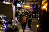 Des pompiers et policiers sur les lieux d'une attaque dans le 10e arrondissement de Paris, le 13 novembre 2015