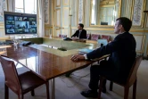 Le président Emmanuel Macron (d) en visioconférence lors du sommet européen virtuel, depuis l'Elysée à Paris, le 26 mars 2020