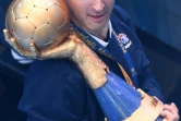 Le gardien Thierry Omeyer brandit le trophée remporté avec les "Experts" contre la Norvège en finale du Mondial à Paris, le 29 janvier 2017