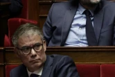 Boris Vallaud, président du groupe socialistes et apparentés à l'Assemblée nationale (en haut) et Olivier Faure, député et premier secrétaire du PS (en bas), siégeant en séance le 27 mai 2025