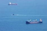 Un sous-marin de la marine israélienne (au centre) passe entre deux navires au large de la ville de Haïfa, dans le nord d'Israël, le 12 août 2024