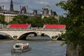 Des tribunes en cours d'installation sur le parcours de la prochaine cérémonie d'ouverture des Jeux olympiques Paris, le 10 juillet 2024 