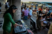La DJ Sally Beltran mixe dans un bar à La Havane, le 22 mai 2022 à Cuba