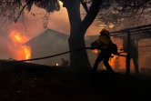 Des pompiers luttent contre les flammes du "Mountain Fire" près de Camarillo, en Californie, le 6 novembre 2024