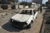 Des personnes fuient dans une voiture endommagée à Nousseirat, dans le centre de la bande de Gaza, le 12 août 2024