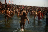 Des ascètes hindous prennent un bain collectif au confluent des fleuves sacrés du nord de l'Inde à l'occasion du festival Kumbh Mela, à Allahabad le 15 janvier 2019