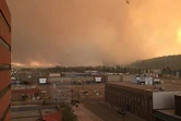 De la fumée s'élève au dessus de la ville de Fort McMurray ravagée le 3 mai 2016 par un incendie