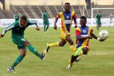 Les Hearts of Oak ghanéens (d) aux prises avec un joueur libyen d'Al-Ahli (g), lors d'un match amical au stade international de Tripoli, le 15 décembre 2015