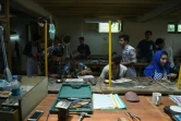 Des étudiants afghans se forment à la joaillerie dans une classe de l'Institut Turquoise Mountain, à Kaboul, le 18 juillet 2017