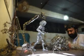L'artiste pakistanais Mohammad Ismail à l'oeuvre à l'Université de Karachi, le 13 mai 2016